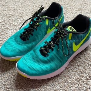 NIKE RUNNING SHOES